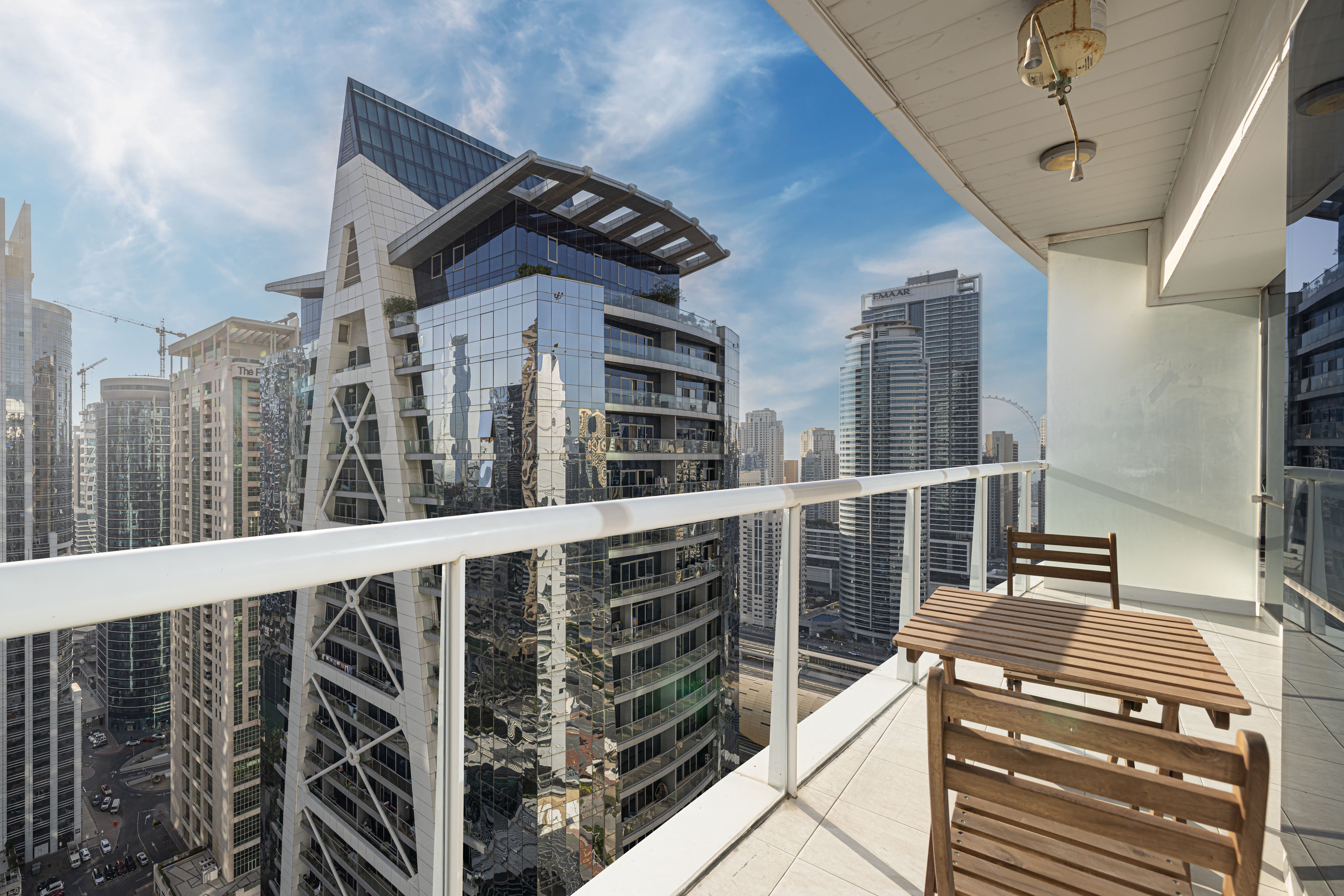 Luxury 1BR Lake View | Near Metro & Marina – الصورة 2