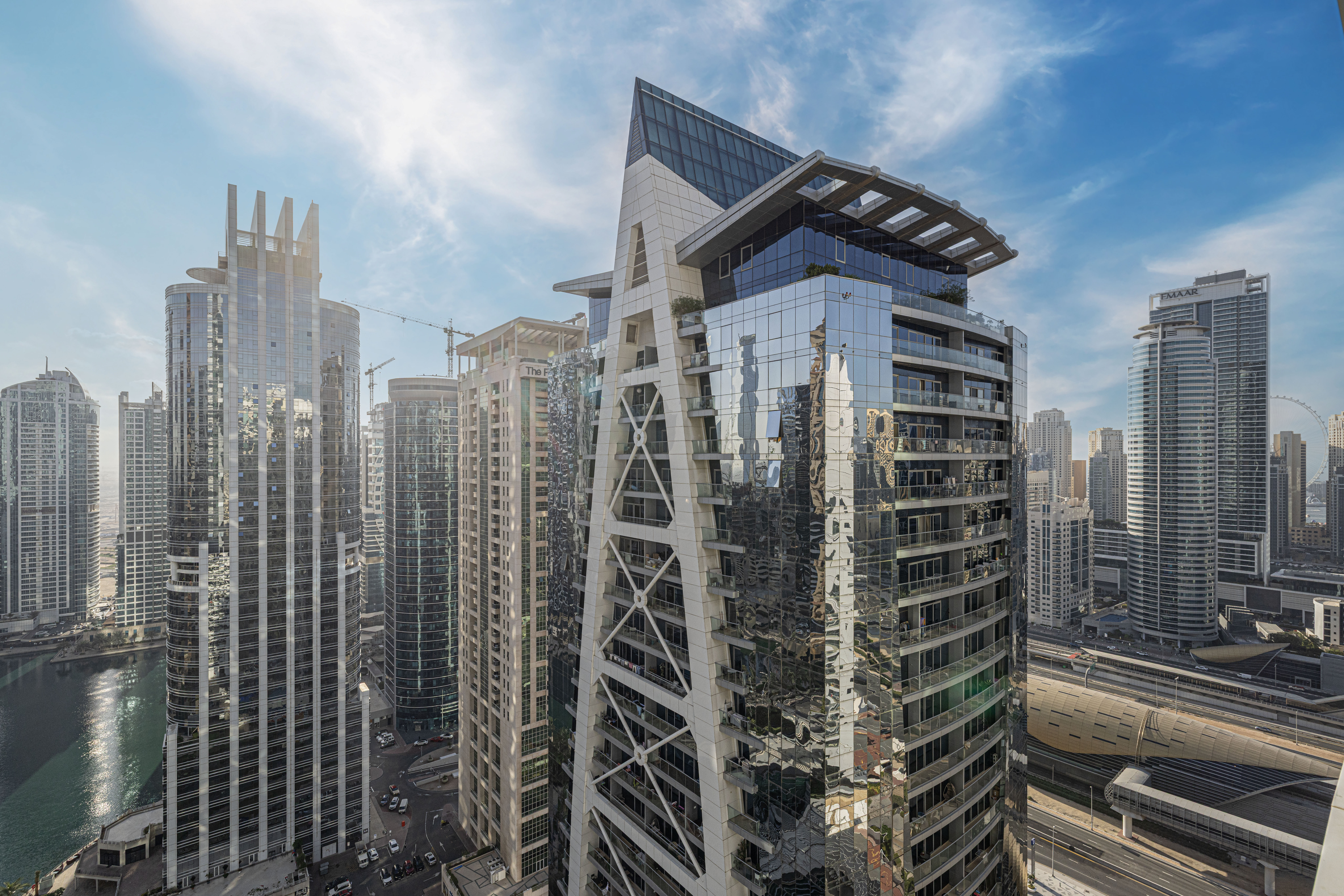 Luxury 1BR Lake View | Near Metro & Marina – الصورة 3