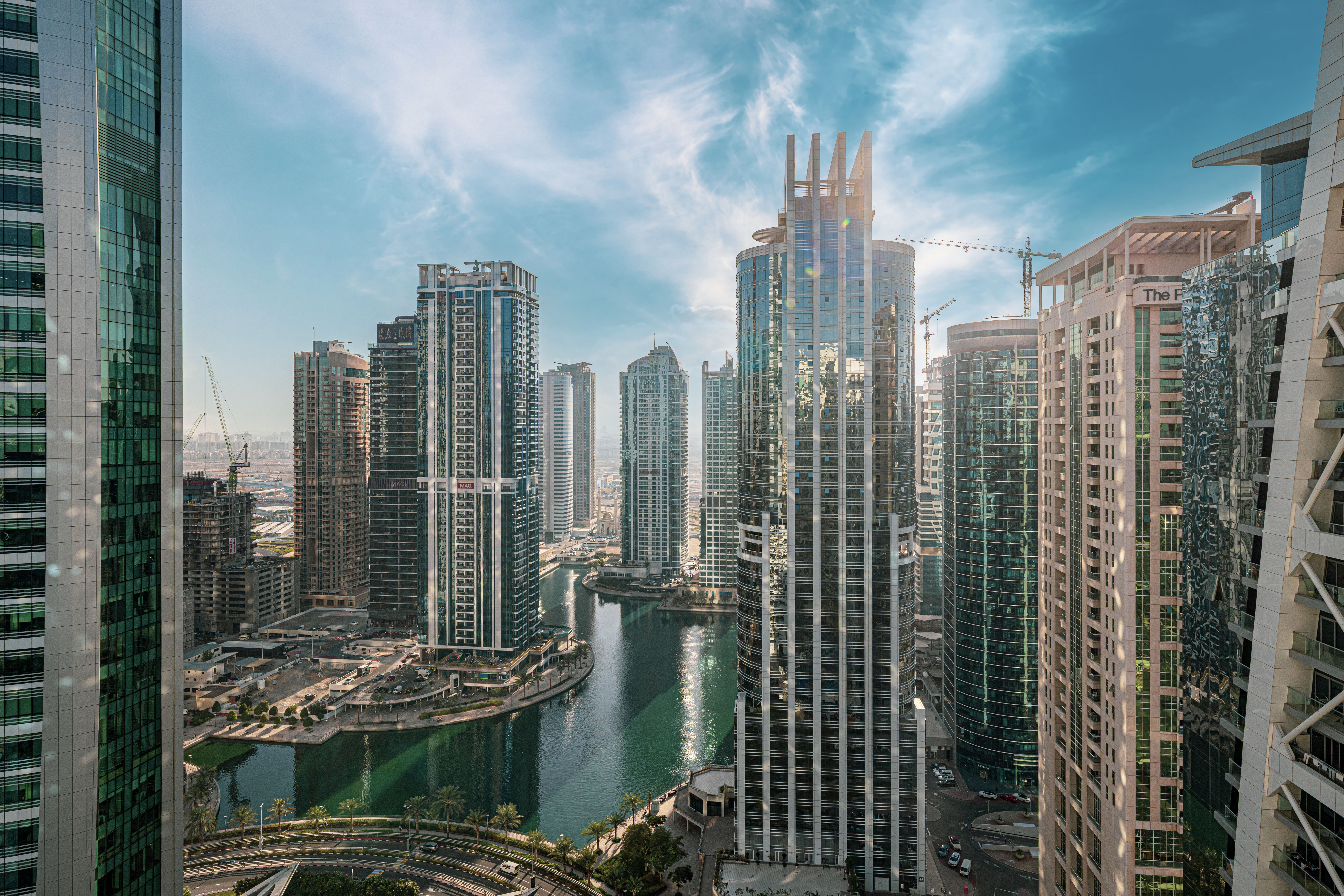 Luxury 1BR Lake View | Near Metro & Marina – الصورة 5
