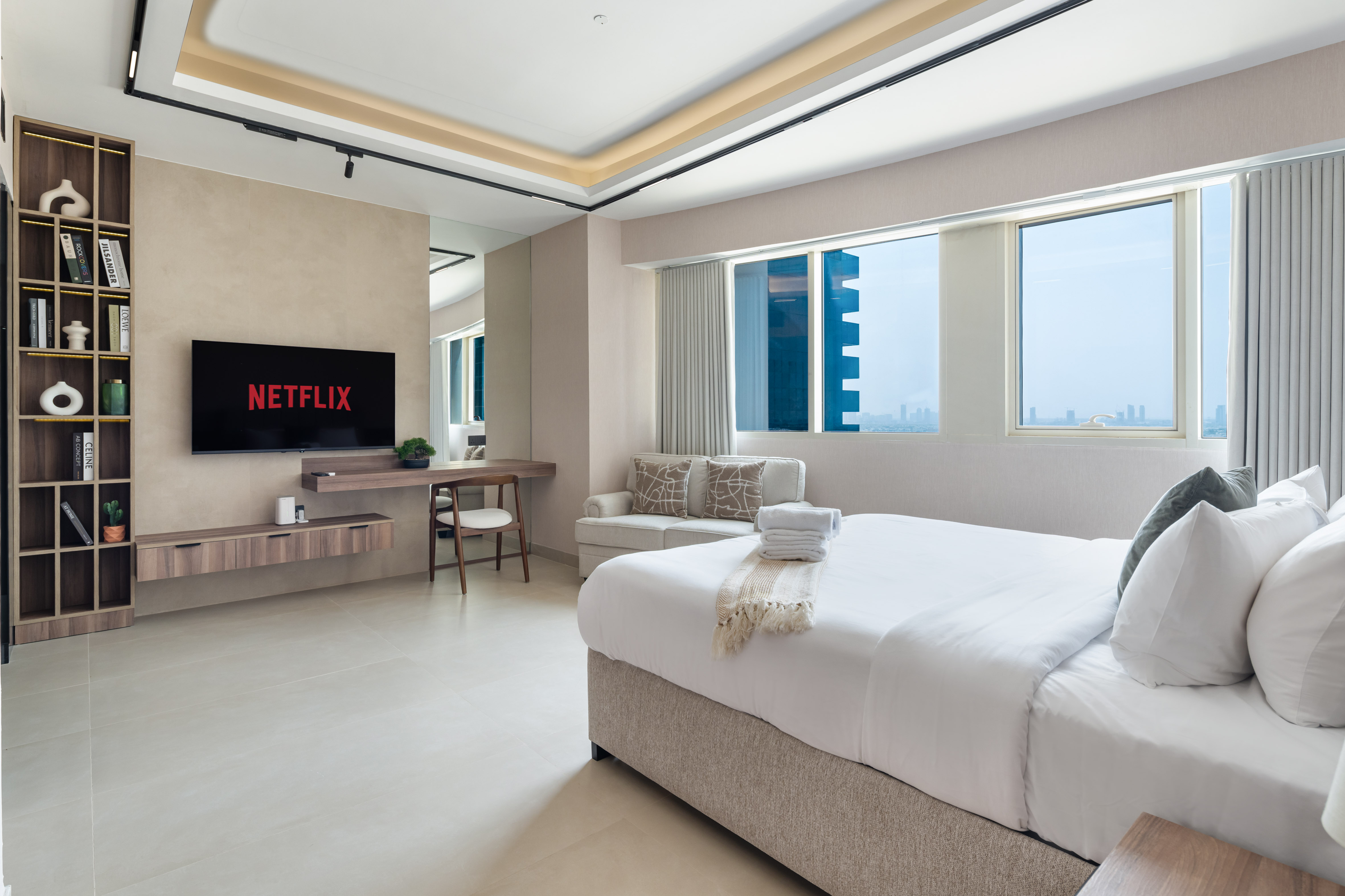Luxury JLT Studio • Renovated | Lake View + Metro – الصورة 2