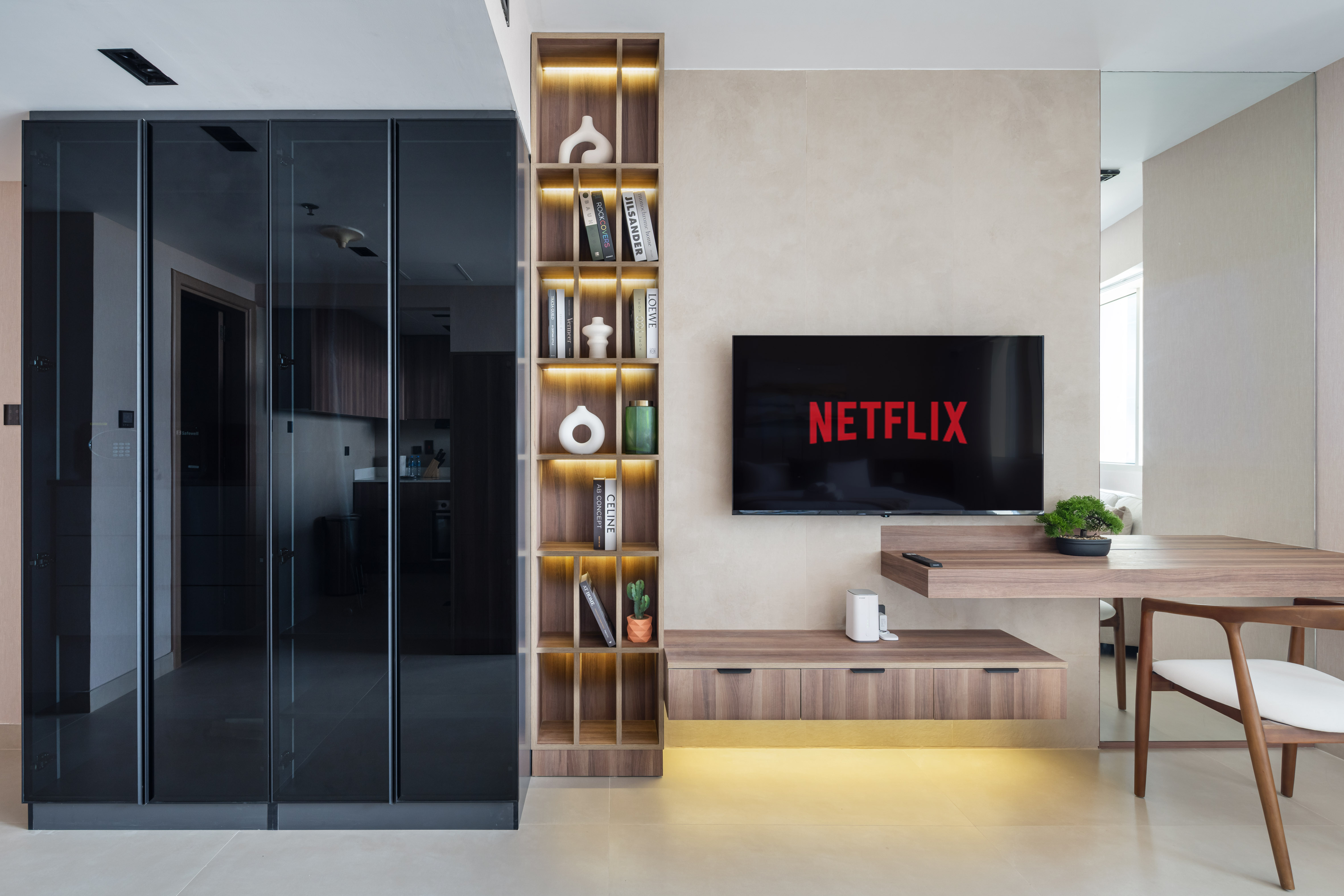 Luxury JLT Studio • Renovated | Lake View + Metro – الصورة 3