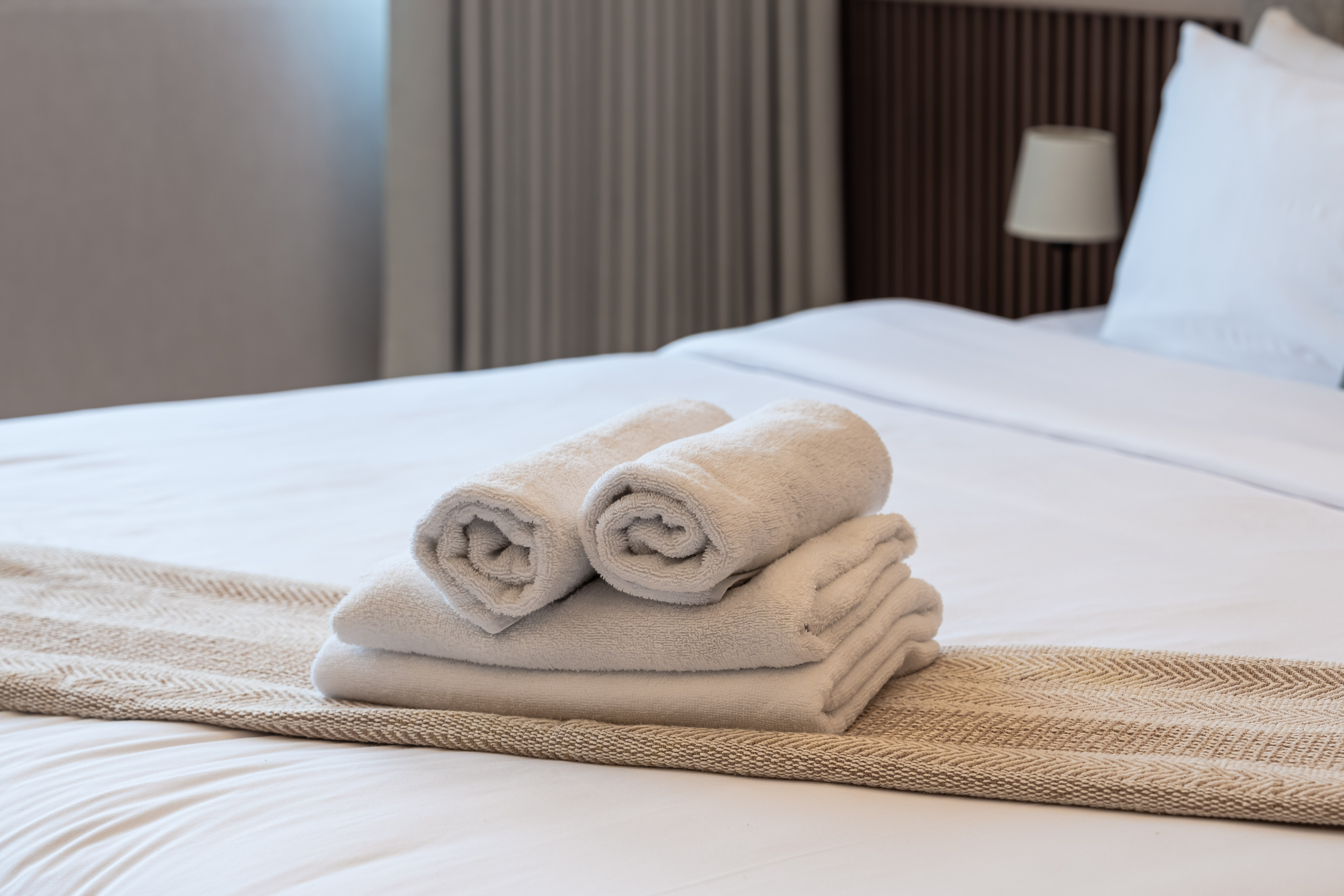 Luxury JLT Studio • Renovated | Lake View + Metro – الصورة 5