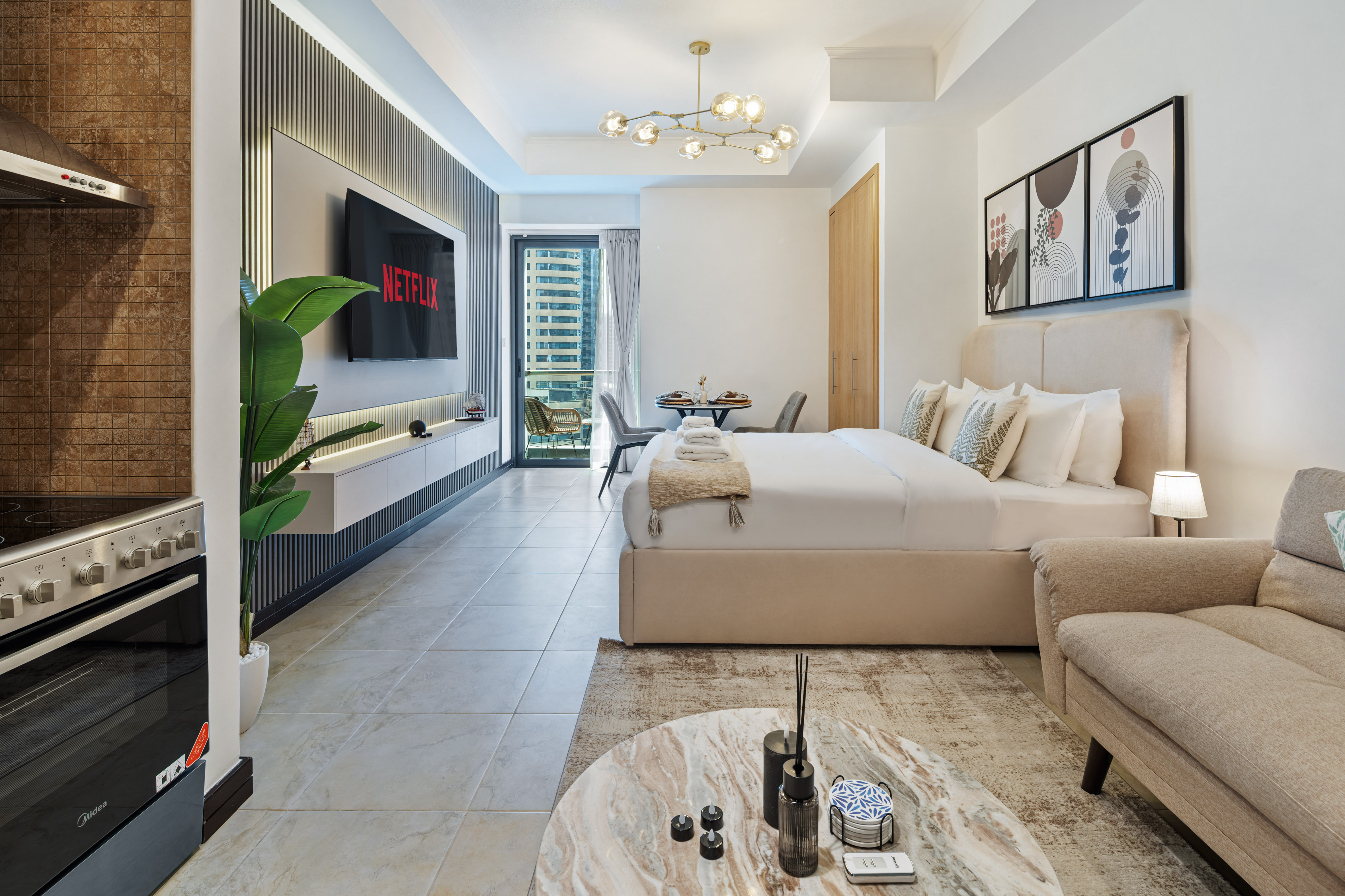 Luxury JLT Studio •Lake View | Metro + Pool Access – photo 3