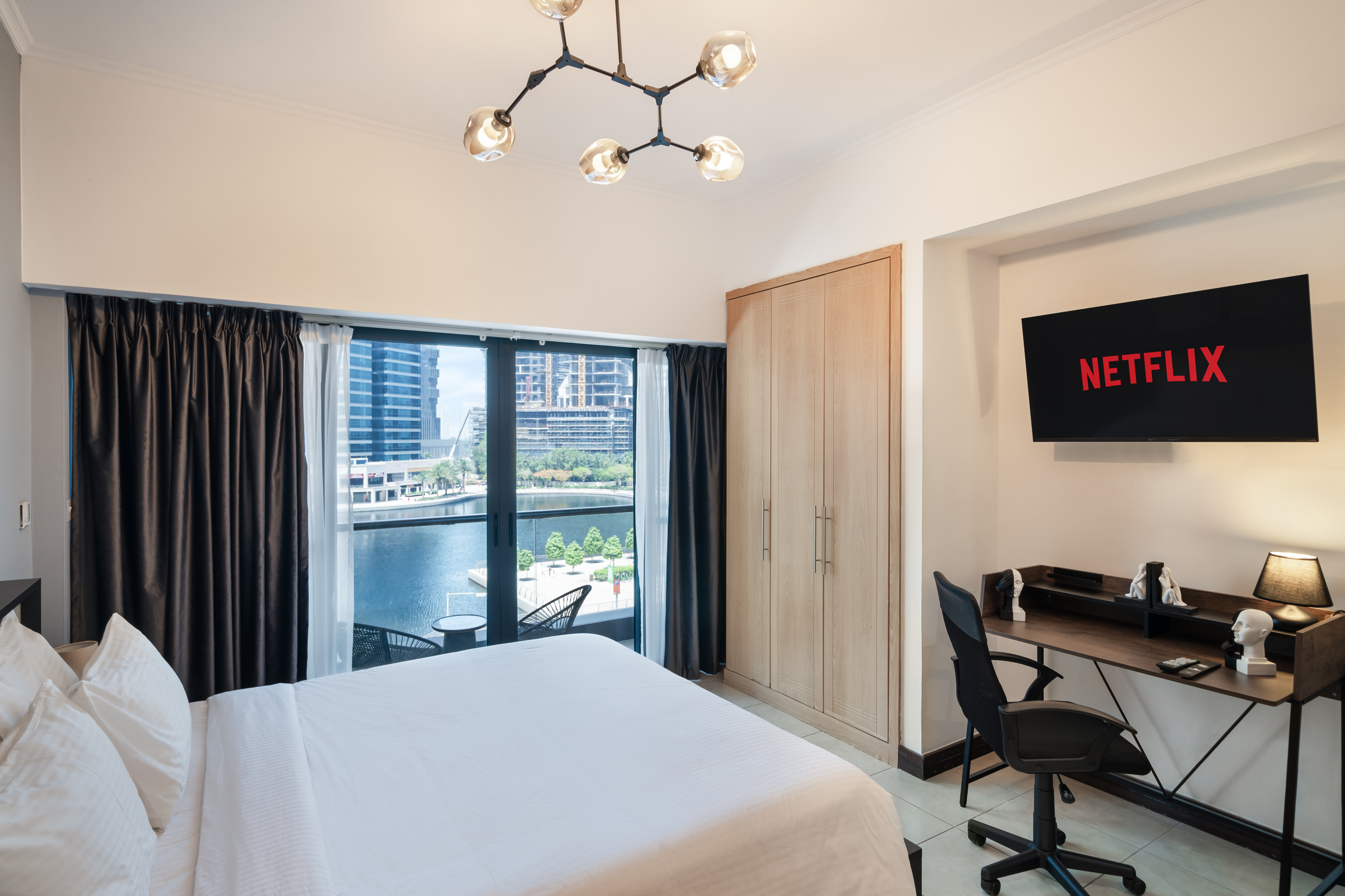 Luxury JLT Studio • Lakeview | Pool & Marina Walk – الصورة 2