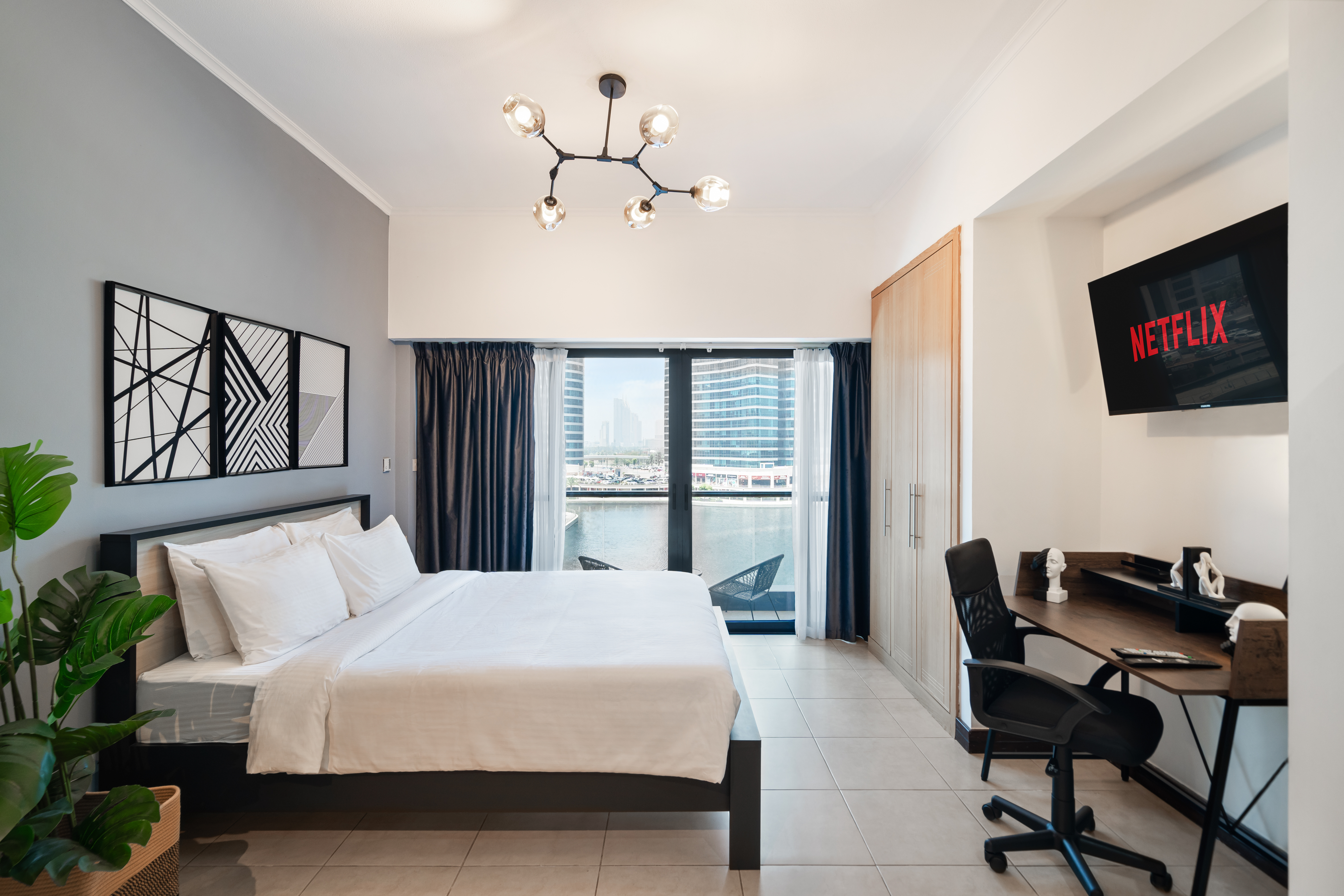 Luxury JLT Studio • Lakeview | Pool & Marina Walk – الصورة 3