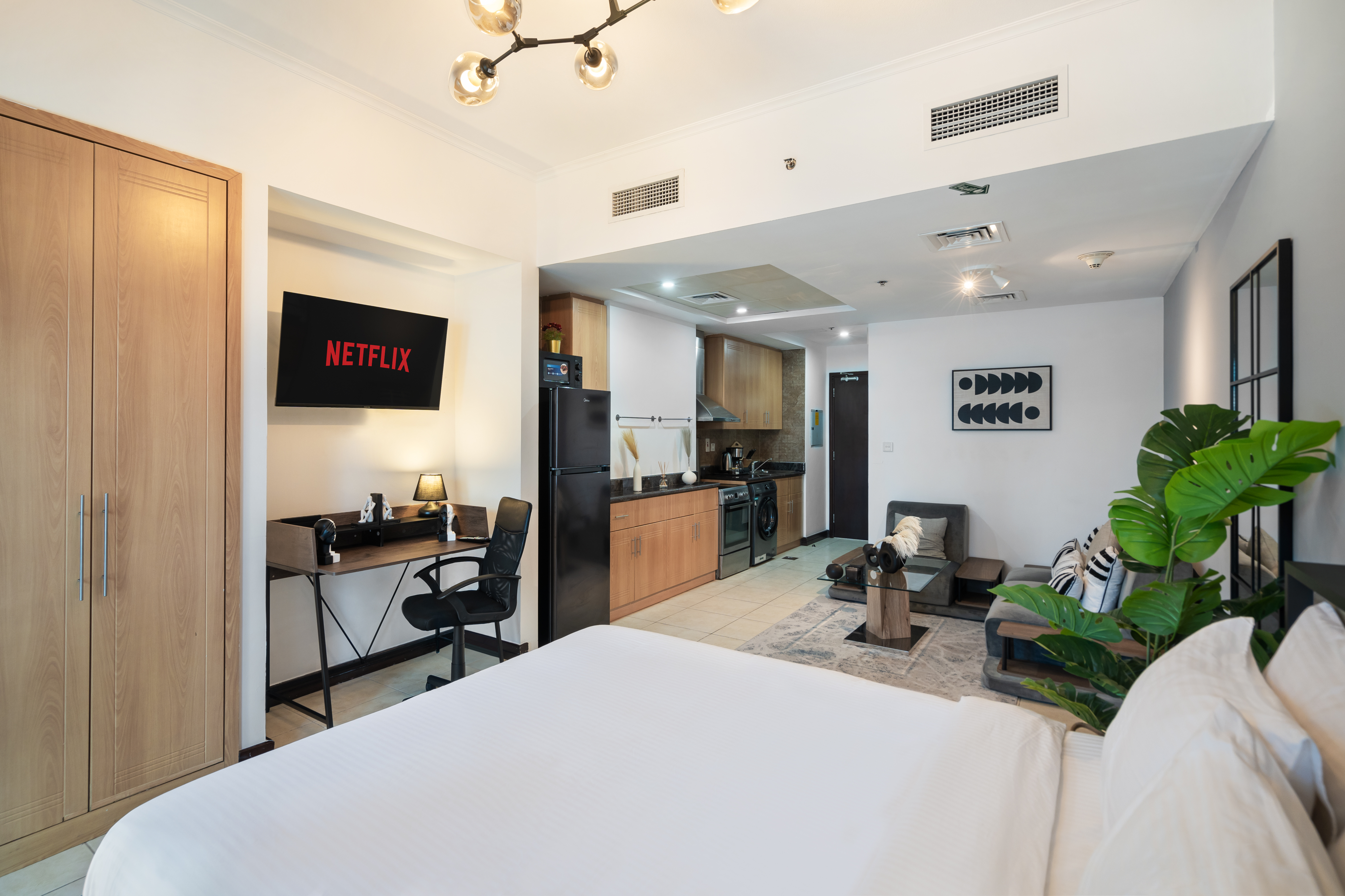 Luxury JLT Studio • Lakeview | Pool & Marina Walk – الصورة 4