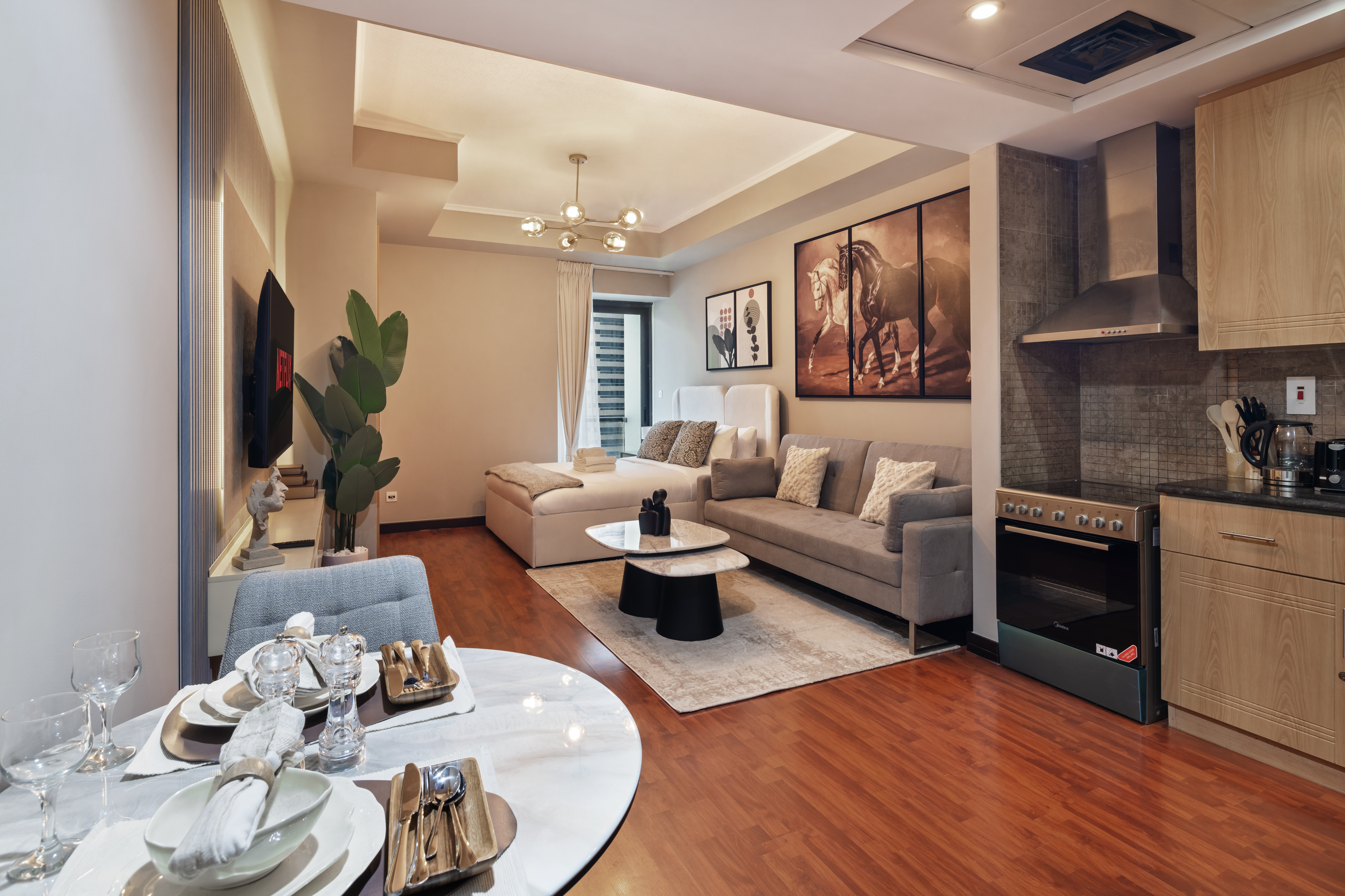 Luxury JLT Studio • Lake View | Metro & Marina – الصورة 2