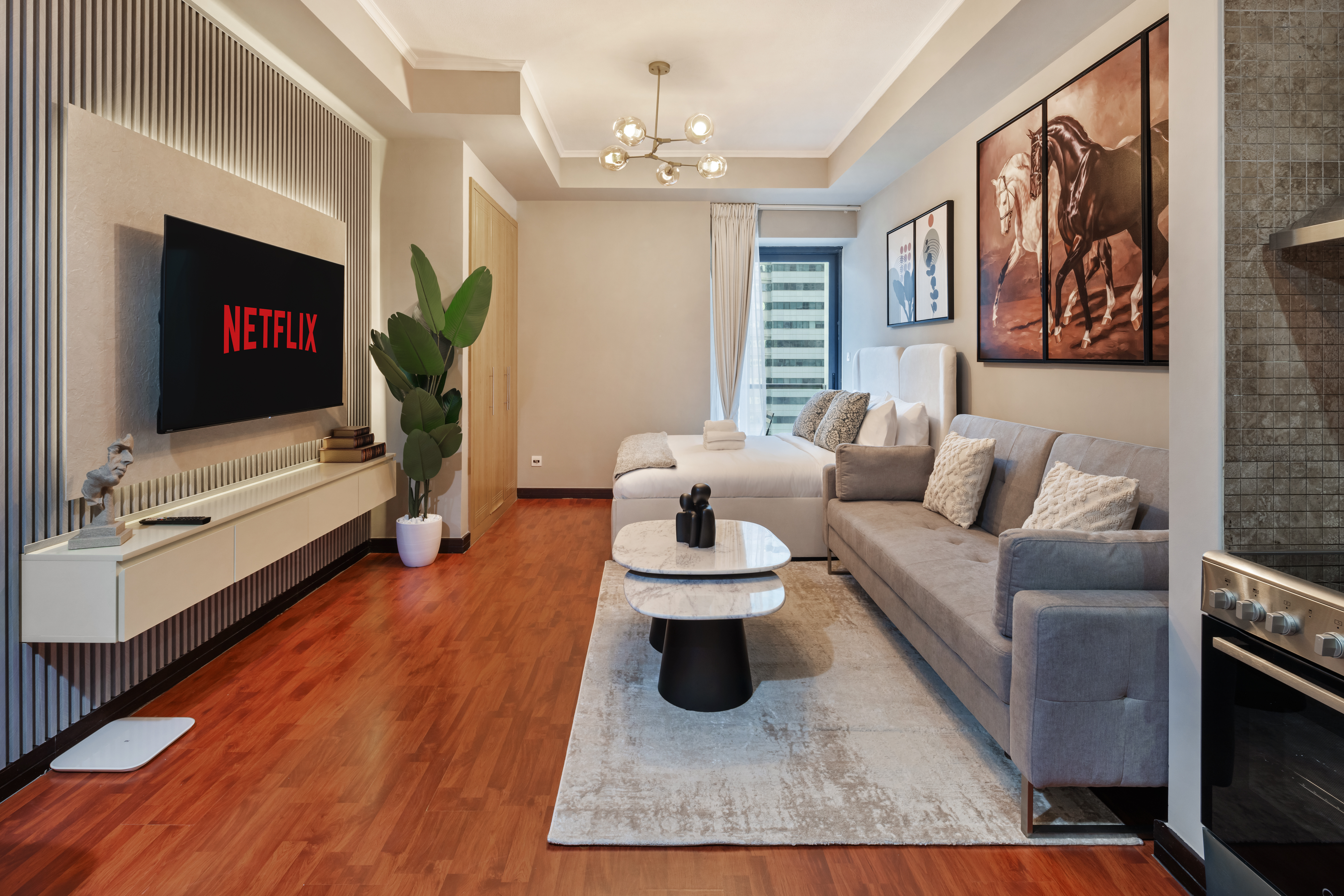 Luxury JLT Studio • Lake View | Metro & Marina – الصورة 3