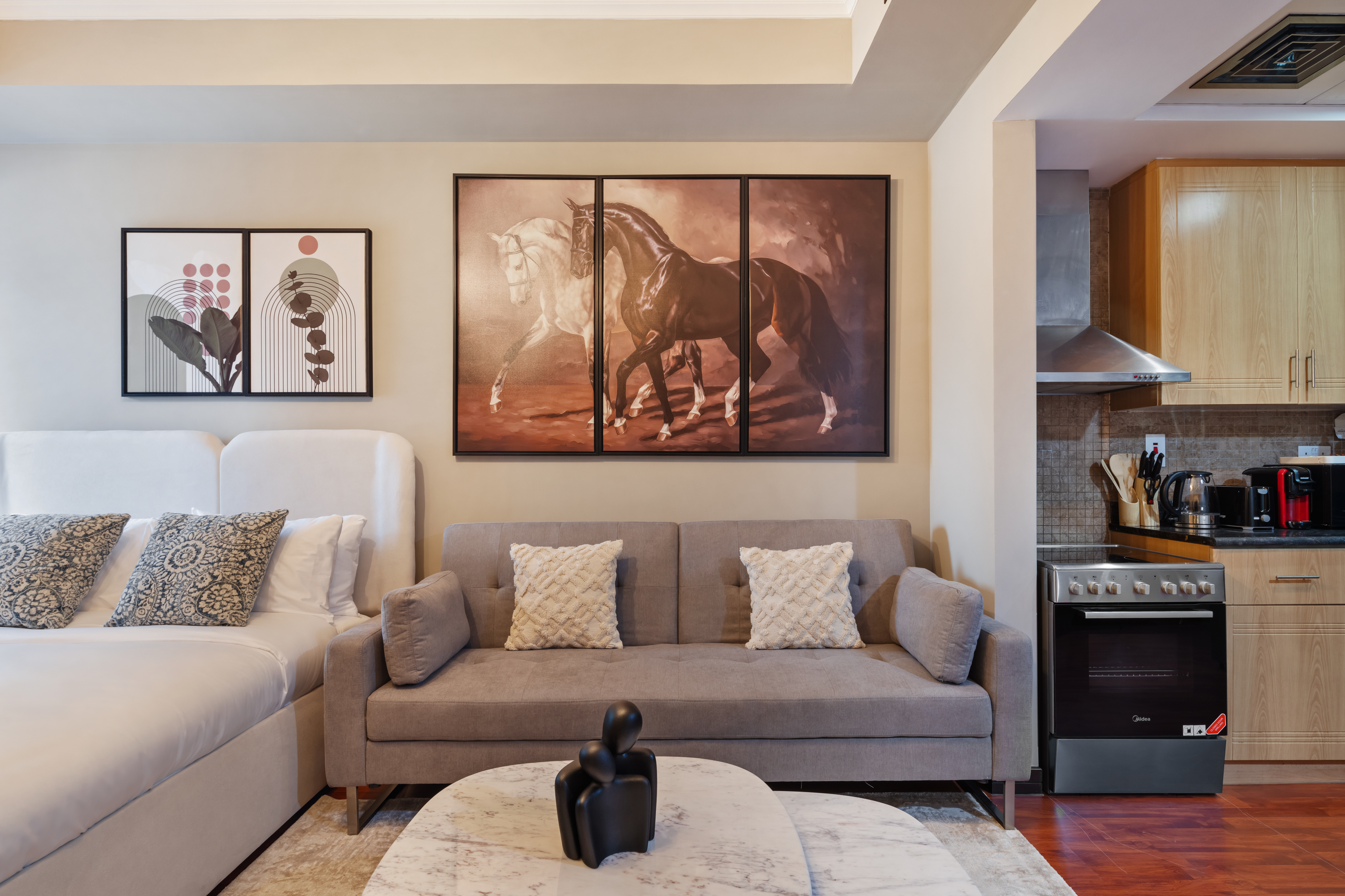 Luxury JLT Studio • Lake View | Metro & Marina – الصورة 4