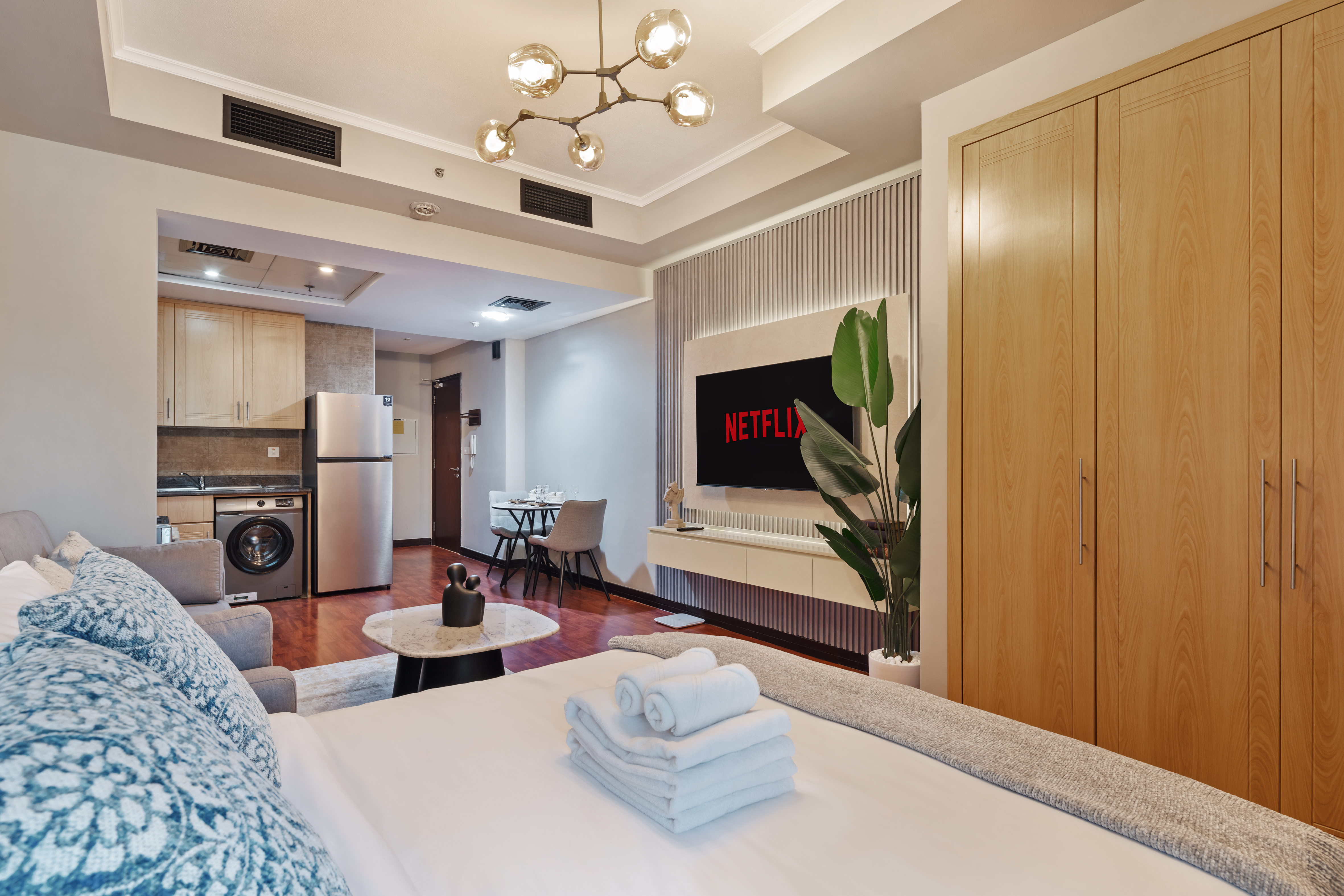 Luxury JLT Studio • Lake View | Metro & Marina – الصورة 5