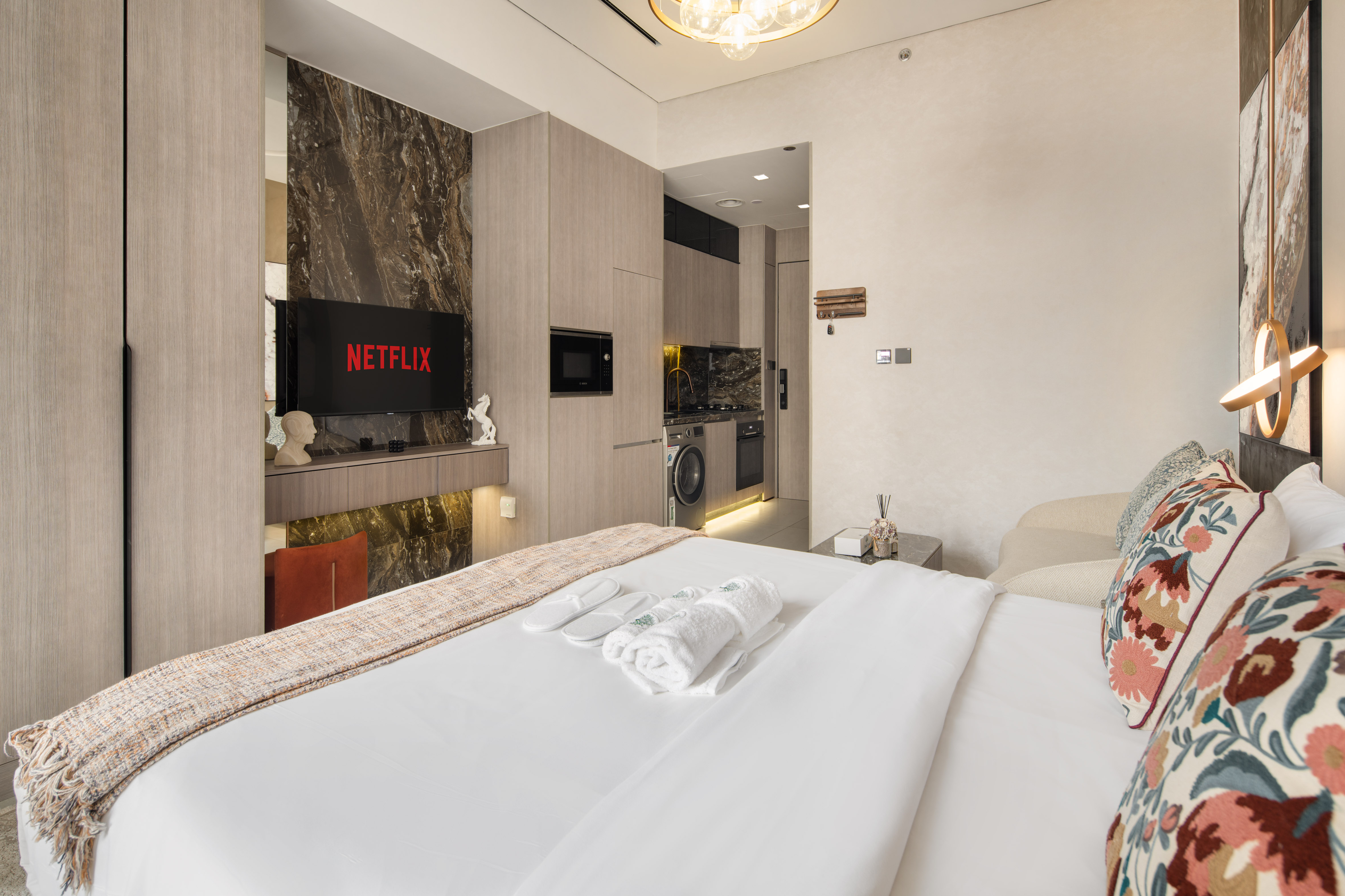 Sophisticated Studio | Jumeirah Gardens City – photo 4