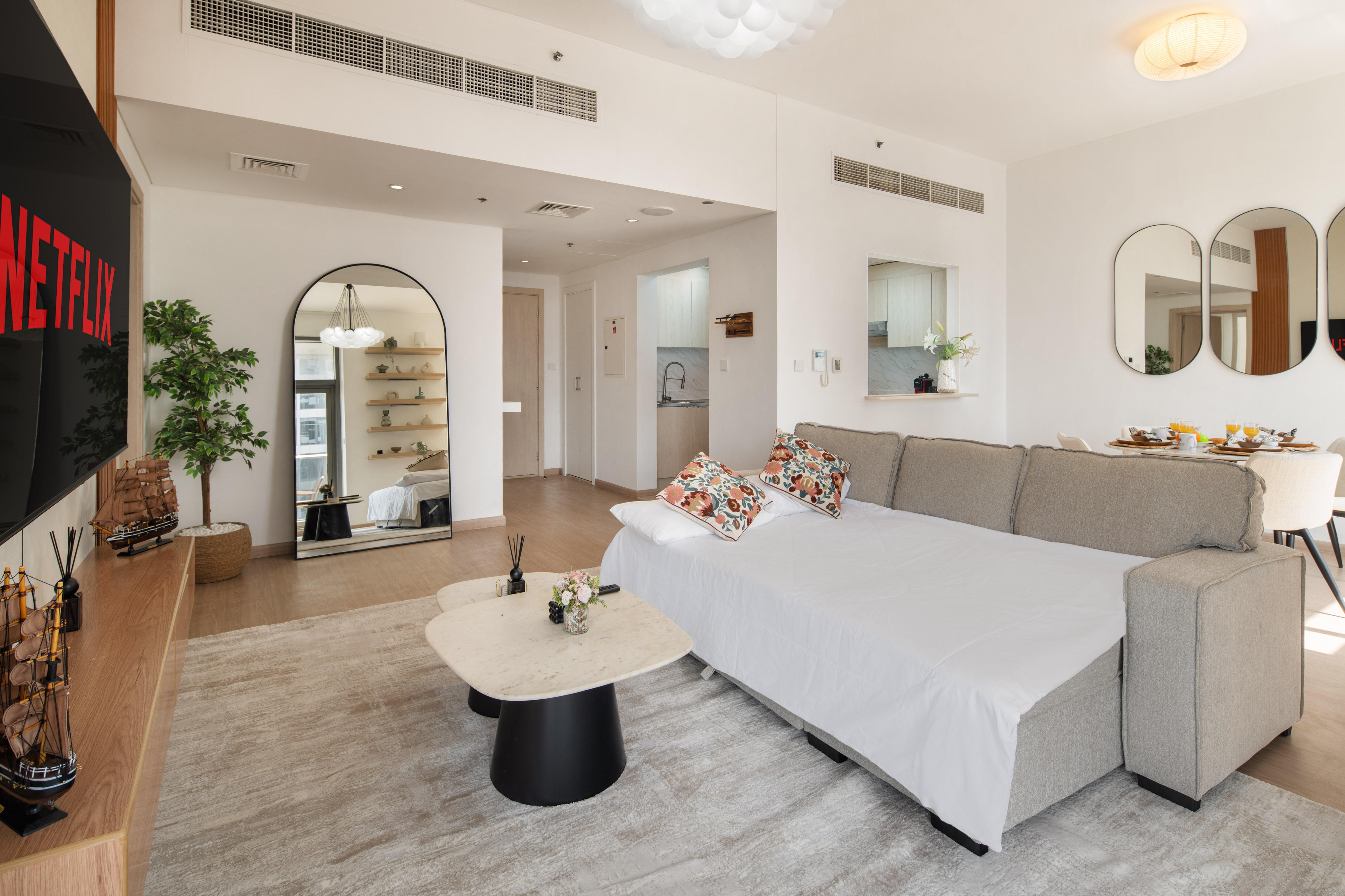 Modern 1BR | 2 Min to Sobha Realty Metro & Marina – photo 3